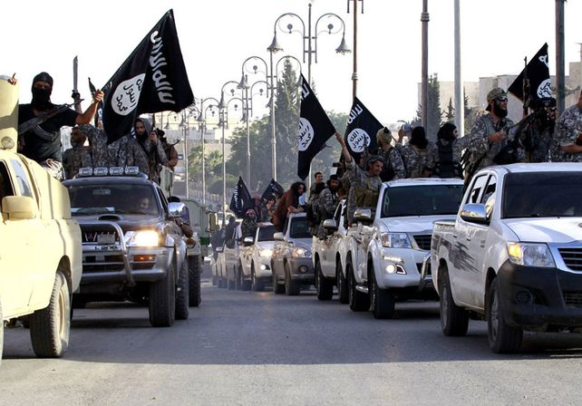 Batallones del Estado Islámico acampan por la ciudad de Raqqa