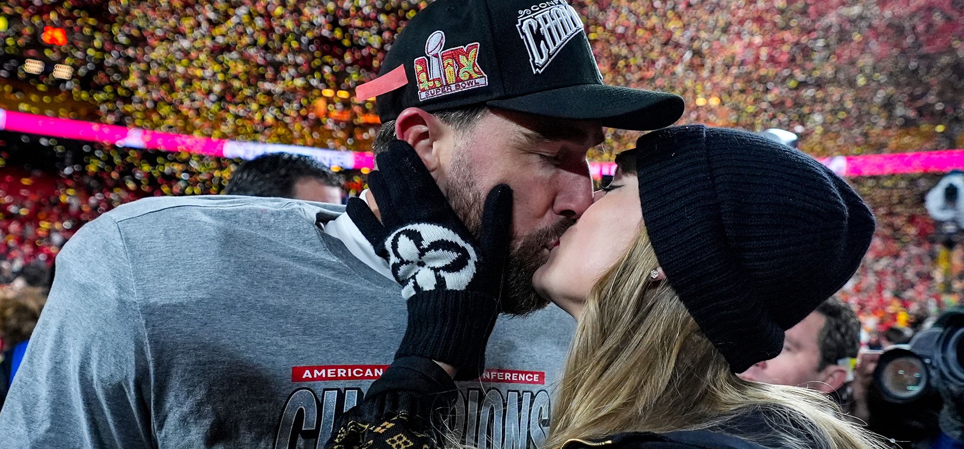 El ala cerrada de los Kansas City Chiefs, Travis Kelce, y Taylor Swift se besan después del partido de campeonato de la AFC contra los Buffalo Bills, en Kansas City, Missouri, el 26 de enero de 2025. (Foto AP/Ashley Landis, Archivo) El ala cerrada de los Kansas City Chiefs, Travis Kelce, y Taylor Swift se besan después del partido de campeonato de la AFC contra los Buffalo Bills, en Kansas City, Missouri, el 26 de enero de 2025. (Foto AP/Ashley Landis, Archivo)