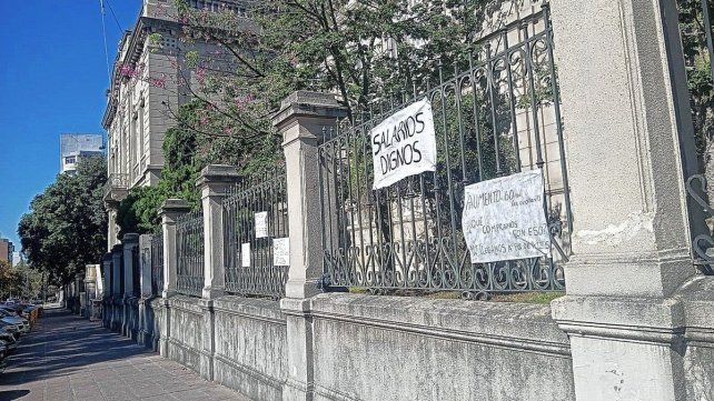 Será a las 11.30 en la institución. Expondrán cómo afectan a la educación pública los recortes que sufren en materia económicaDesde el Colegio Nacional invitan a acompañarlos en la defensa de la educación pública.