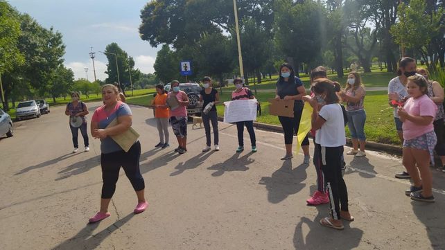 Este jueves las despedidas se manifestaron frente al edificio comunal.