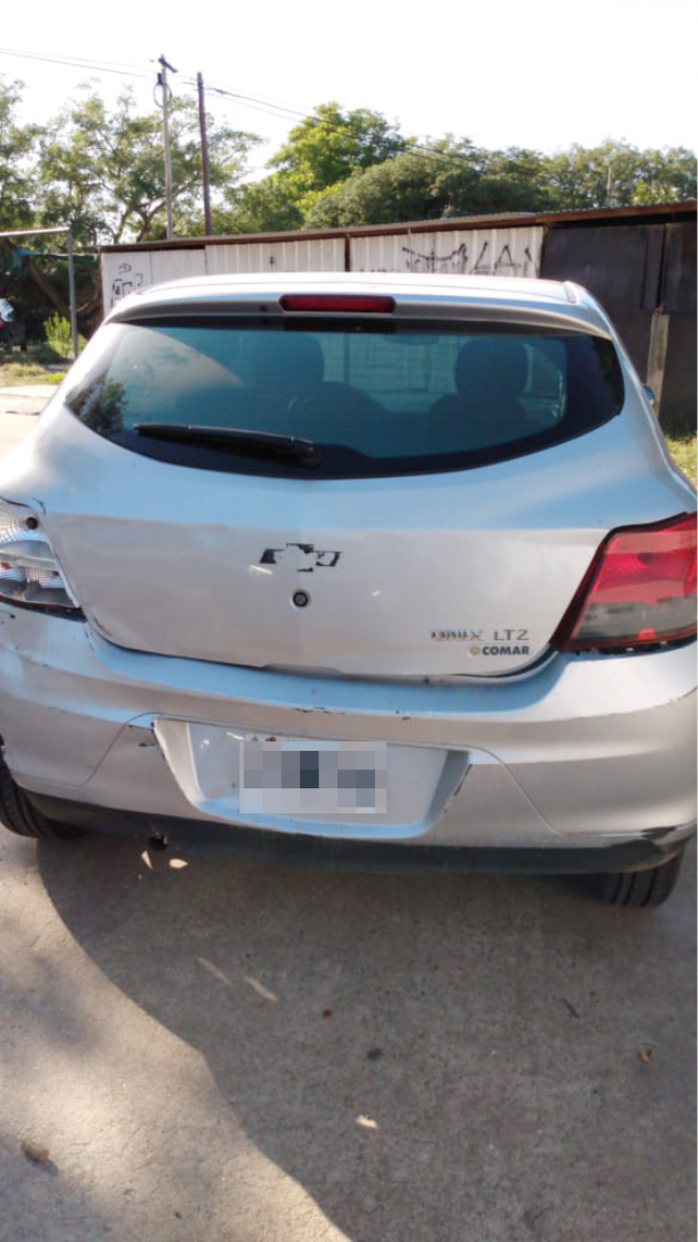 Hallaron un auto abandonado con manchas que podrían ser sangre y una 9 mm, en El Pozo
