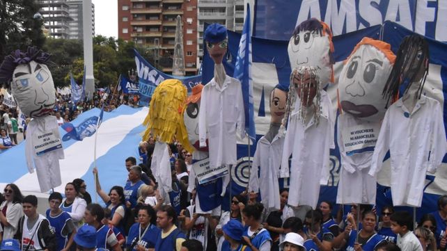 Los docentes expresaron públicamente su descontento y pidieron una mejor oferta de aumento salarial.