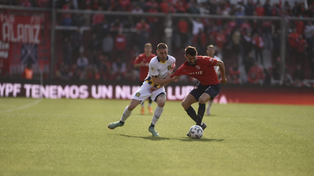 Agustín Módica, que saldría lesionado, sujeta a Joaquín Laso.&nbsp;