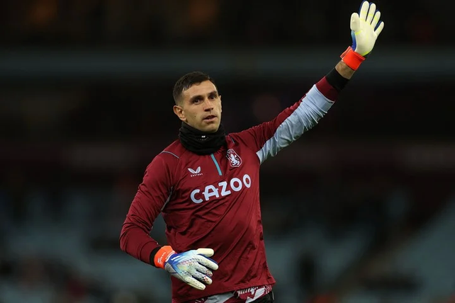 El Dibu Martínez recibió una ovación de los hinchas de Aston Villa cuando ingresó al estadio.