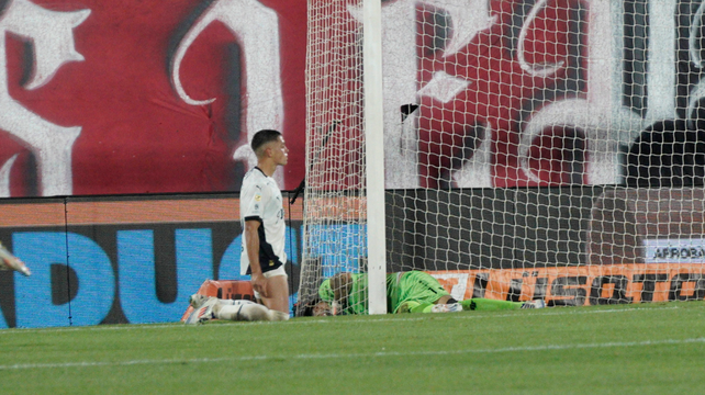 El arquero de Newells chocó contra el palo y quedó caído adentro del arco