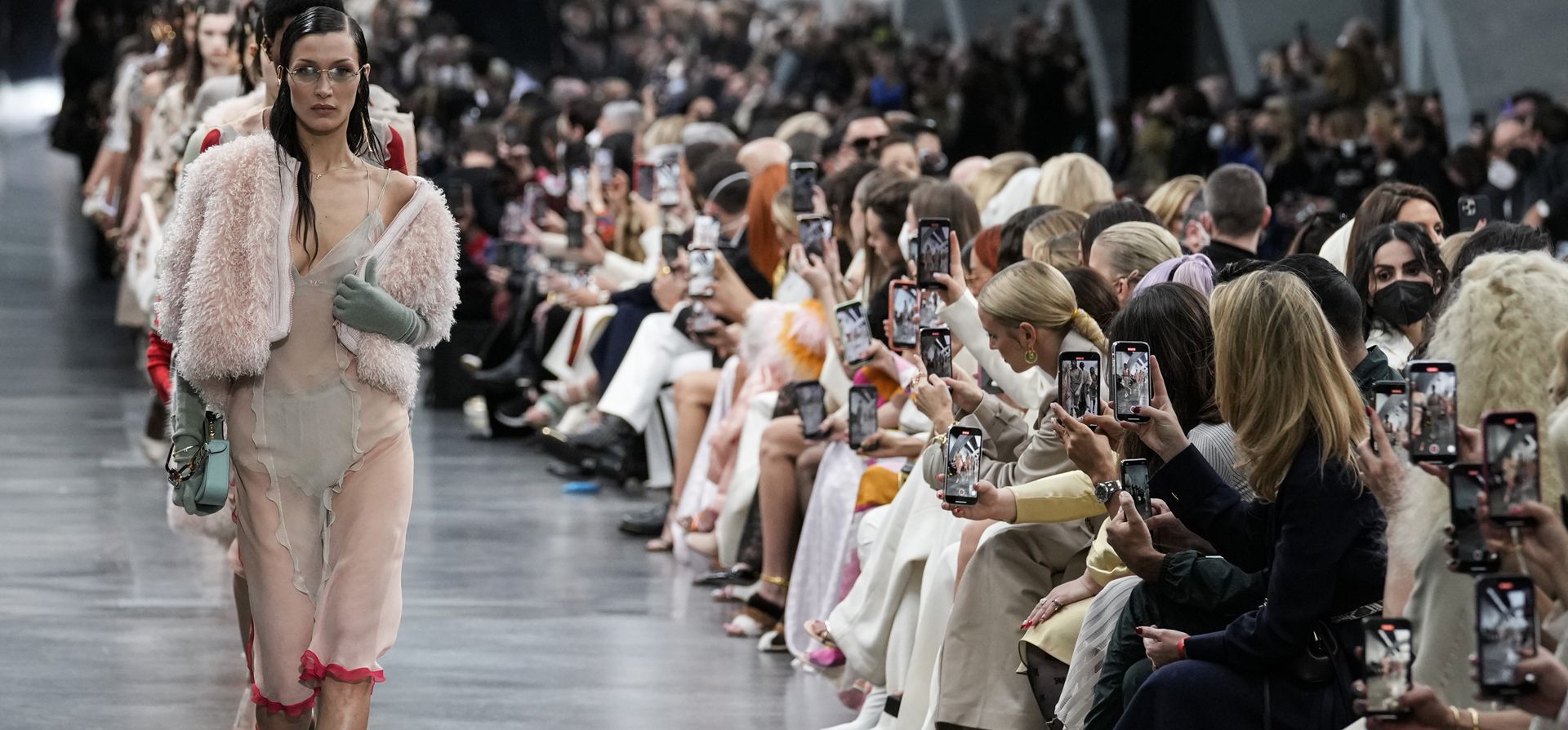 Bella Hadid, lidera a otras modelos, mientras exhiben creaciones como parte de la colección de moda Otoño/Invierno 2022-2023 de Fendi, mientras los invitados graban el desfile con sus teléfonos durante la Semana de la Moda en Milán, Italia, el miércoles 23 de febrero de 2022.