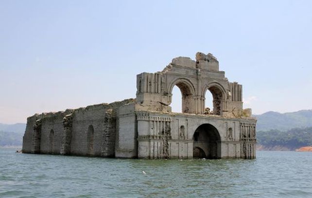 Un templo católico de 400 años afloró bajo el agua en México por la ausencia de lluvias