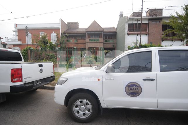 Operativo. La casa allanada por los efectivos de la Agencia de Trata de Personas.