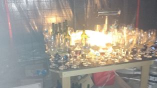 En distintos puntos de la obra en construcción había barras con copas, botellas de vino y otras bebidas espirituosas.