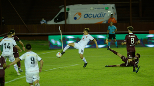 Jerónimo Cacciabue conecta el centro de Franco Negri. En el rebote anotará el 2-1 ante Lanús.