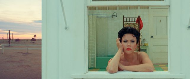 Scarlett Johansson en una escena de “Asteroid City”. El elenco se completa con Tom Hanks