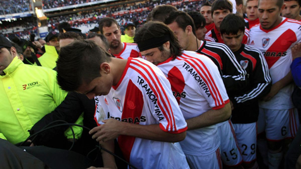 River Descendió A La B Nacional Y Los Hinchas Desataron Su Furia En El ...