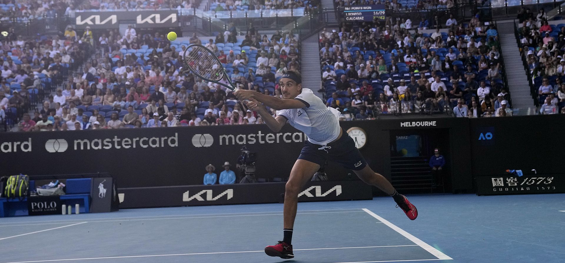 Lorenzo Sonego de Italia devuelve un revés a Carlos Alcaraz de España durante su partido de segunda ronda en el campeonato de tenis del Abierto de Australia en Melbourne Park, Melbourne, Australia, el jueves 18 de enero de 2024. (Foto AP/Andy Wong) Lorenzo Sonego de Italia devuelve un revés a Carlos Alcaraz de España durante su partido de segunda ronda en el campeonato de tenis del Abierto de Australia en Melbourne Park, Melbourne, Australia, el jueves 18 de enero de 2024. (Foto AP/Andy Wong)