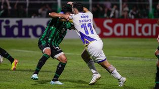 Una de las pocas imágenes de un refuerzo de Rosario Central en este 2025. Sebastián Ferreira entró faltando un minuto en San Juan.