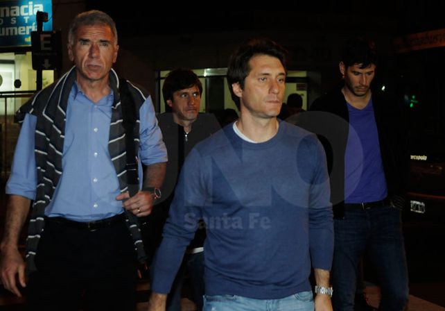 El plantel y los dirigentes de Lanús llegaron a Santa Fe para despedir a Diego Barisone