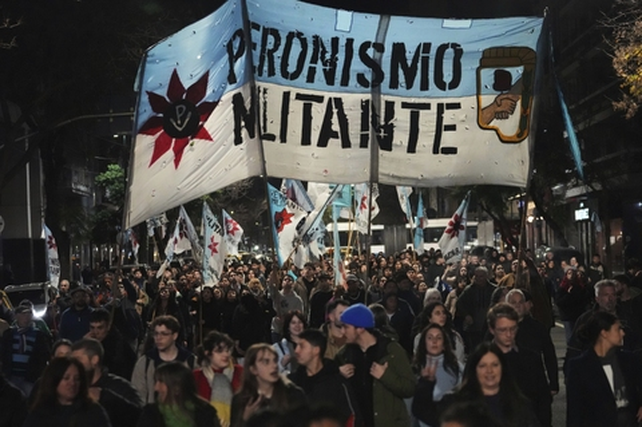 La conducción del justicialismo afirmó que la condena a CFK es un cepo al voto popular”. La conducción del justicialismo afirmó que la condena a CFK es un cepo al voto popular”.