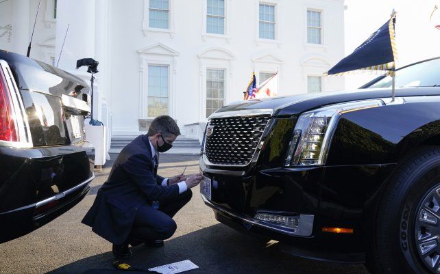 Un agente del Servicio Secreto limpia el auto nuevo del presidente de Estados Unidos, Joe Biden, estacionado en el Capitolio de Estados Unidos durante su asunción, Washington.