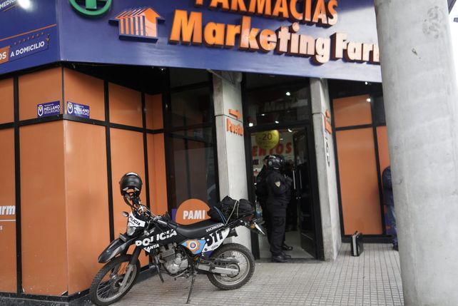 La farmacia de Dorrego y Zeballos donde ocurrió el femicidio. Conmoción en el centro de Rosario