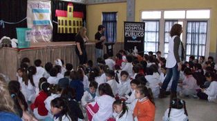 Alumnos de segundo grado encontraron a dos padres teniendo sexo oral en el aula