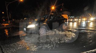 Explotó un caño en Bulevard y Francia y los vecinos casi se inundan con desagüe cloacal