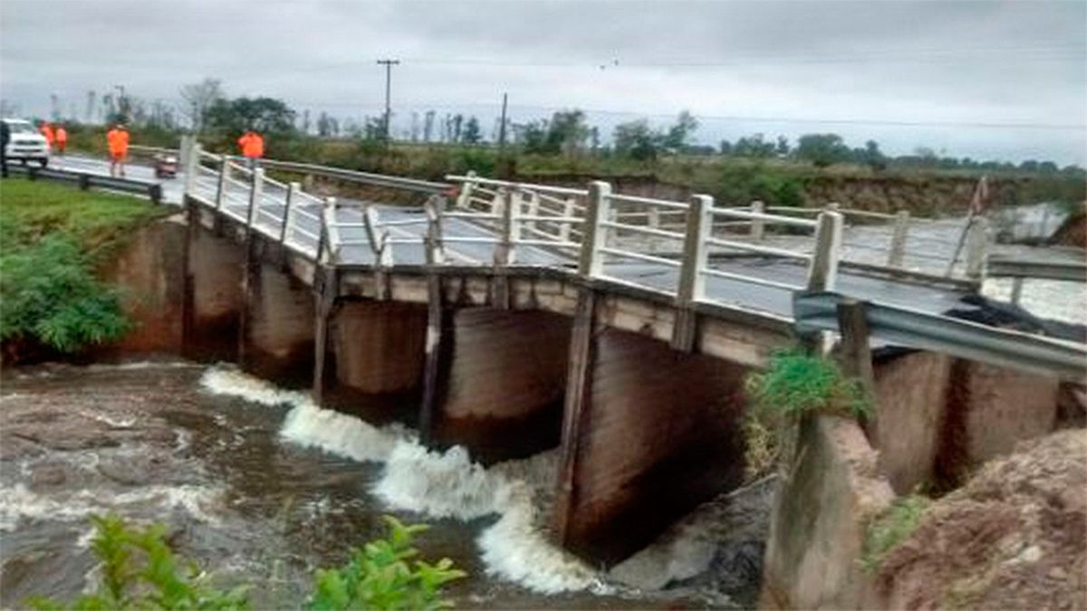 La crecida de un arroyo provocó la caída de un puente sobre la ruta 12 ...