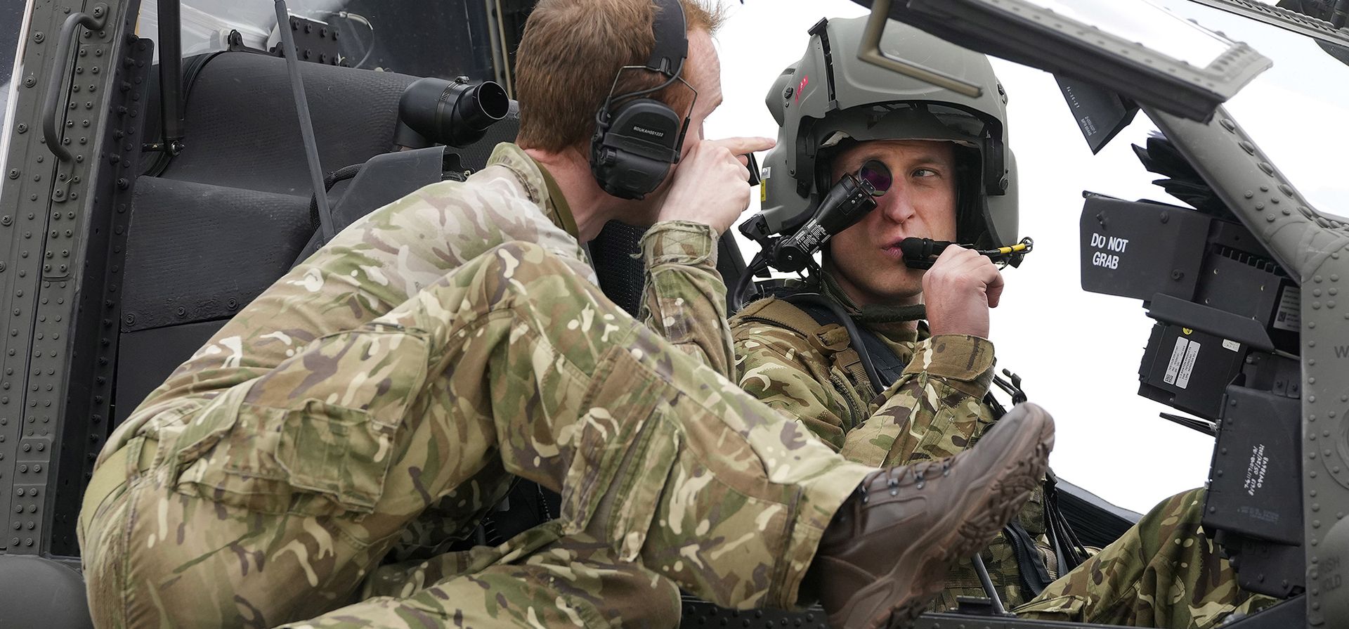 El príncipe Guillermo de Gran Bretaña recibe consejos mientras está sentado en un helicóptero Apache en el Centro de Aviación del Ejército en Middle Wallop, Inglaterra, el lunes 13 de mayo de 2024. El rey Carlos III entregó oficialmente el cargo de Coronel en Jefe del Cuerpo Aéreo del Ejército a Príncipe William, Príncipe de Gales. (Foto AP/Kin Cheung, Piscina) El príncipe Guillermo de Gran Bretaña recibe consejos mientras está sentado en un helicóptero Apache en el Centro de Aviación del Ejército en Middle Wallop, Inglaterra, el lunes 13 de mayo de 2024. El rey Carlos III entregó oficialmente el cargo de Coronel en Jefe del Cuerpo Aéreo del Ejército a Príncipe William, Príncipe de Gales. (Foto AP/Kin Cheung, Piscina)