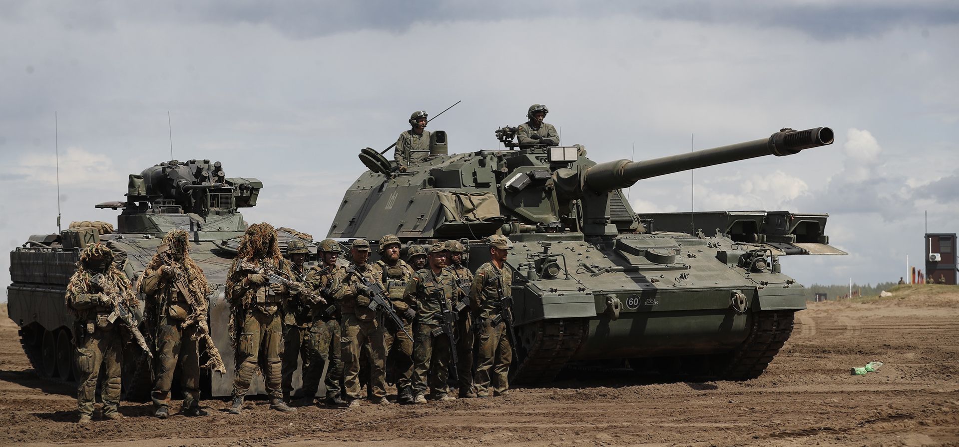 Soldados posan para una foto de pie frente a sus vehículos militares después del ejercicio militar lituano-alemán Soldados posan para una foto de pie frente a sus vehículos militares después del ejercicio militar lituano-alemán