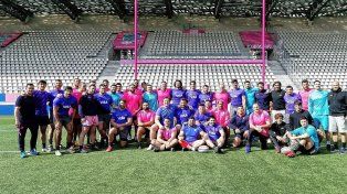 Los Pumas junto al plantel del Stade Francais en la jornada final del camp en Europa.
