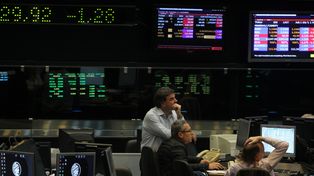 Los bonos de deuda en dólares perdieron hasta 4,7% y subió el riesgo país.