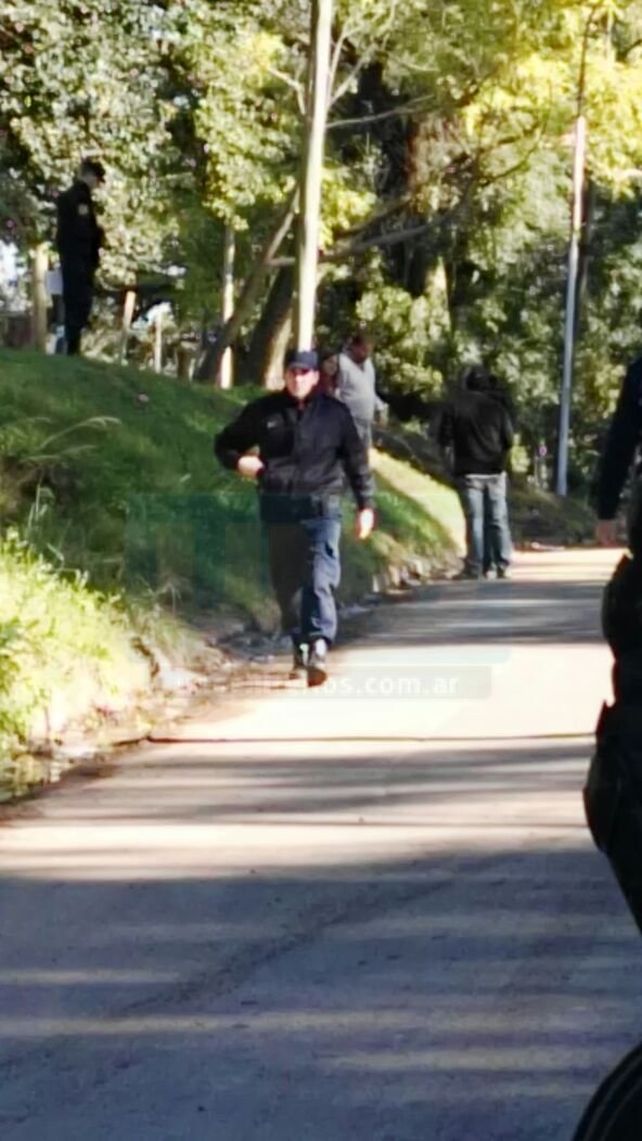 En medio de un fuerte operativo policial desalojan a una familia en calle Churruarín