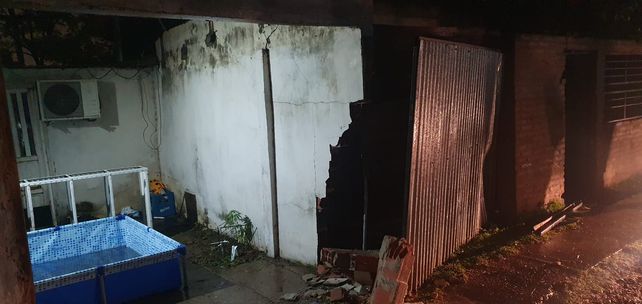 Un patrullero se estrelló contra una vivienda en Villa Hipódromo durante una persecución