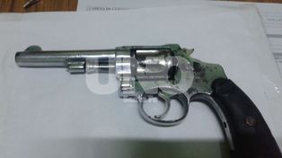 Pareja de novios detenida con un arma cargada después de un tiroteo
