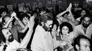 Julio Cortázar sorprendido por una emocionada multitud al salir de un cine de la calle Corrientes en Buenos Aires. Fue el 6 de diciembre de 1983. Hacía 30 años que no volvía al país del que escribía constantemente.