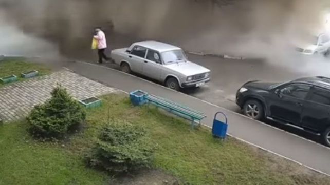 Una mujer que caminaba por la calle terminó bañada en caca