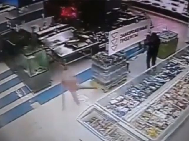 Video: entró desnudo a un acuario, se bañó con los peces y salió corriendo