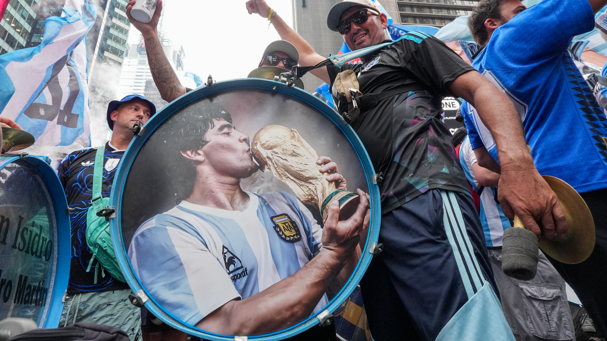 Banderazo multitudinario: miles de hinchas coparon Times Square para alentar a la selección