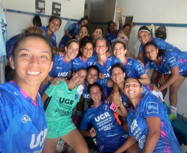 Las pibas de Argentino sonrientes luego de la gran goleada