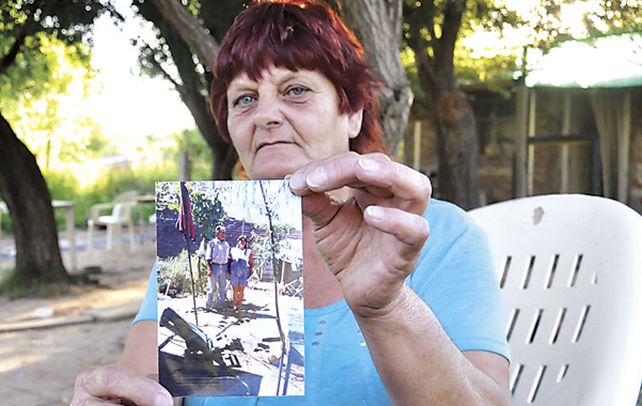 Resignada. Luisa sostiene la única foto que tiene de su hermano desaparecido.