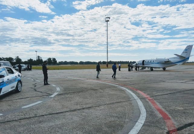 La llegada al aeropuerto de la III Brigada Aérea de Reconquista de los funcionarios del gobierno nacional.
