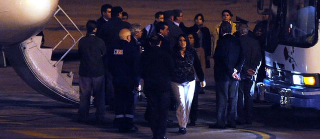 La intendenta de la ciudad se advierte entre los colaboradores al pie de la escalinata del avión. (Foto: Alfredo Celoria)