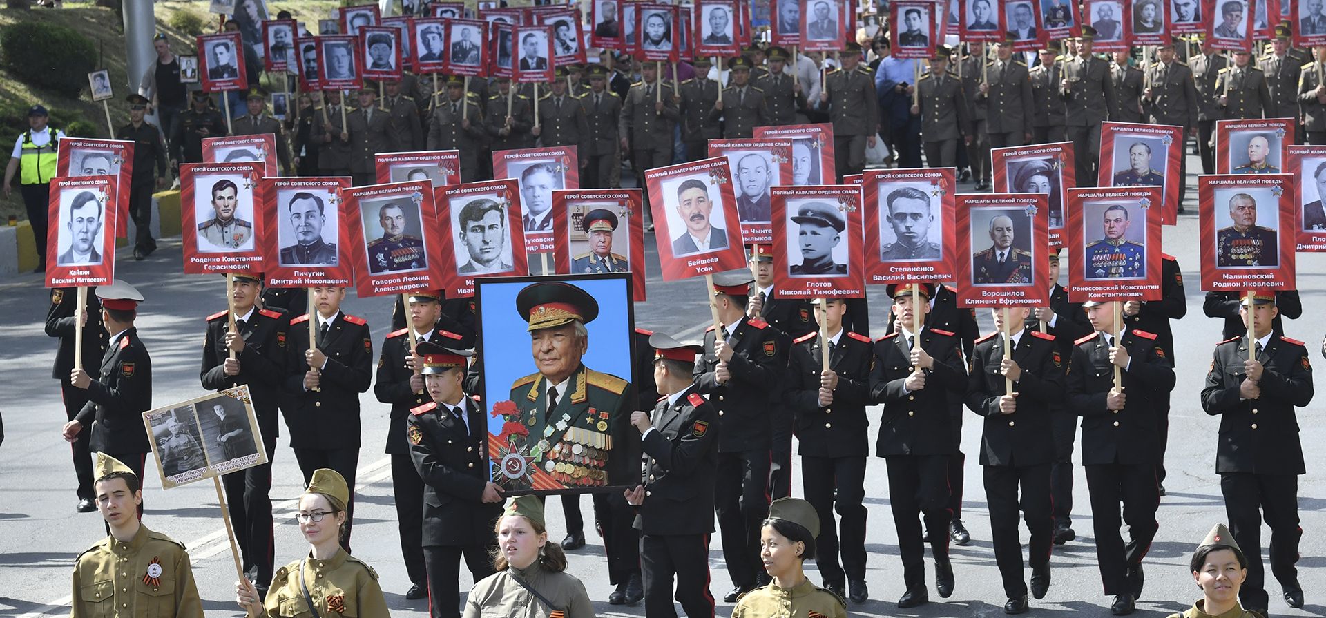 Personas llevan retratos de familiares que lucharon en la Segunda Guerra Mundial, durante la marcha del Regimiento Inmortal en Bishkek, Kirguistán, el martes 9 de mayo de 2023, que marca el 78 aniversario del final de la Segunda Guerra Mundial. (Foto AP/Vladimir Voronin)