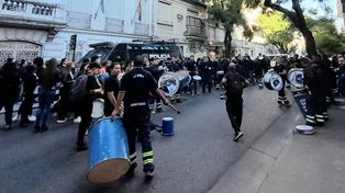 Militantes de Obras Sanitarias salieron a respaldar a la conducción del gremio por los allanamientos del miércoles.