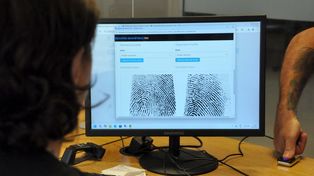 El trámite de firma digital consiste en validar la identidad tomándole datos biométricos al requiriene: una fotografía y las huellas dactilares.