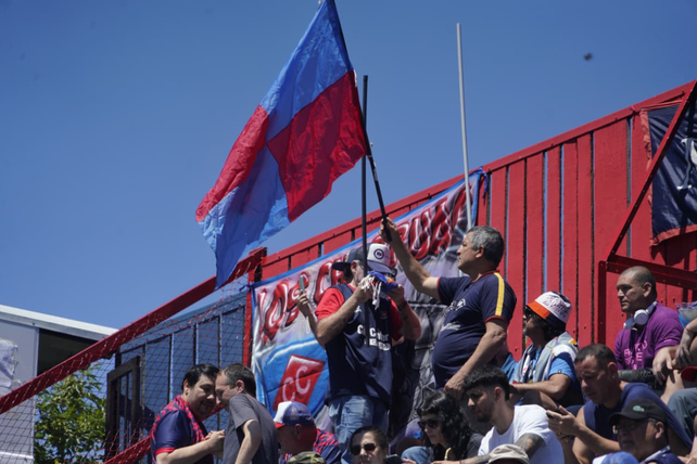 Los hinchas de Central Córdoba acompañaron al equipo.