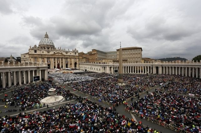 El cielo encapotado no amedrentó la Fe de los seguidores de la Iglesia Católica que