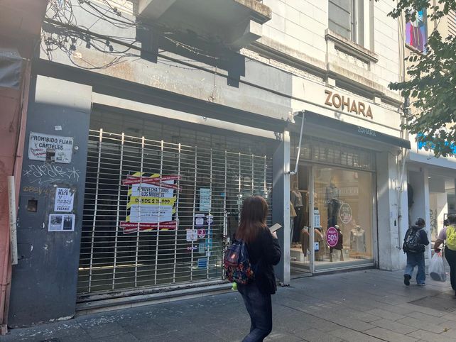Asoman varios cartes de alquiler de locales sobre la peatonal Córdoba.