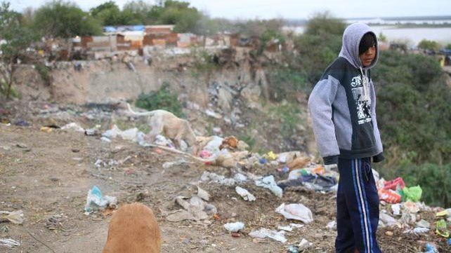 Barrio Antártida Argentina: Al borde de la barranca y cercados por la basura