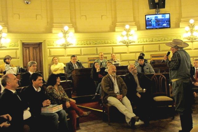 En un emotivo acto, el Senado distinguió a Orlando Vera Cruz