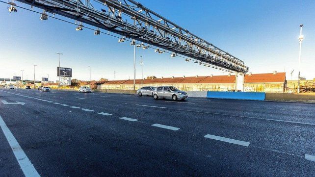Las autopistas porteñas funcionan con peajes sin barreras y el TelePASE es obligatorio para circular.