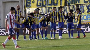 Los futbolistas de Central sufren la eliminación a manos de Unión en el Único de San Nicolás.